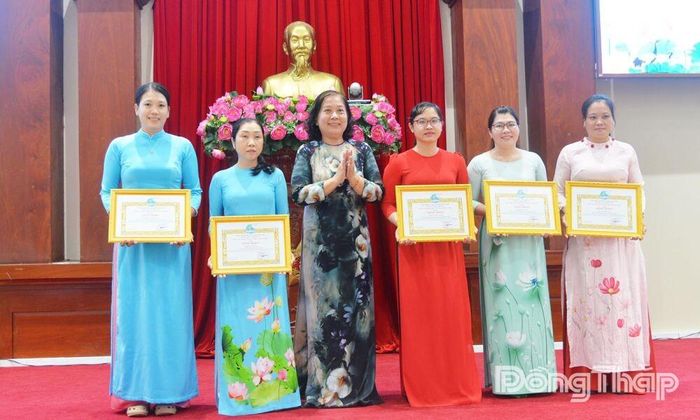 Khen thưởng các tập thể, cá nhân có thành tích xuất sắc.