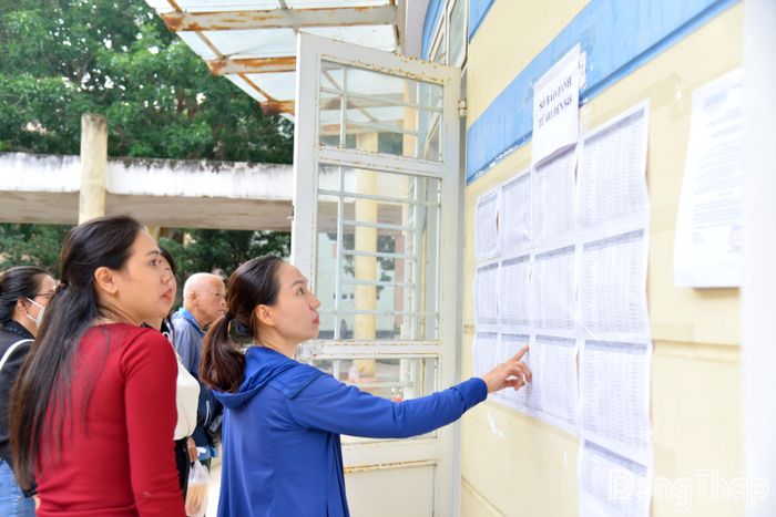 Thí sinh xem số báo danh vào khu vực thi.