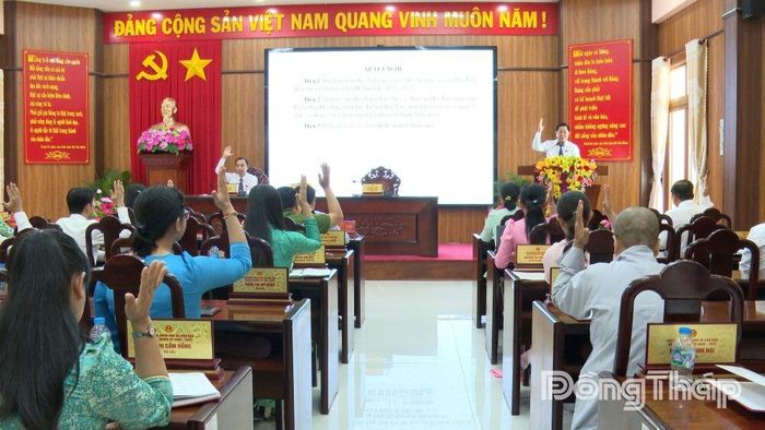 Đại biểu biểu quyết thông qua các nội dung tại kỳ họp.