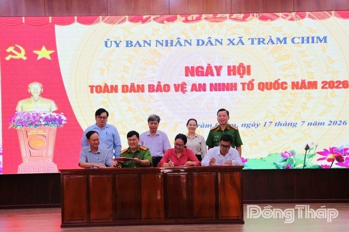 Công an xã Tràm Chim và các trường học ký kết quy chế phối hợp thực hiện mô hình Dân vận khéo “Người giáo viên Công an nhân dân”.