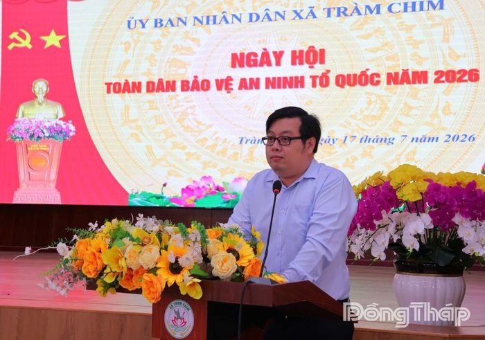 Đồng chí Nguyễn Hồng Phong, Phó Bí thư Đảng ủy, Chủ tịch UBND xã, Trưởng Ban Chỉ đạo Xây dựng phong trào Toàn dân bảo vệ an ninh Tổ quốc xã Tràm Chim phát biểu tại Ngày hội.