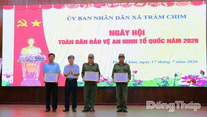 Đồng chí Phạm Văn Chuẩn trao Bằng khen của Chủ tịch UBND tỉnh cho 1 tập thể và 2 cá nhân có thành tích xuất sắc trong phong trào Toàn dân bảo vệ an ninh Tổ quốc tại xã Tràm Chim. Ảnh: Anh Kiệt