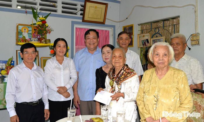 Đoàn đến thăm gia đình bà Phạm Thị Bảy (sinh năm 1932, vợ liệt sĩ), ngụ ấp Hòa Hảo. 