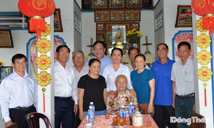 Đoàn đến thăm gia đình bà Trần Bạch Tuyết (sinh năm 1942, mẹ liệt sĩ), ngụ ấp An Ninh. 