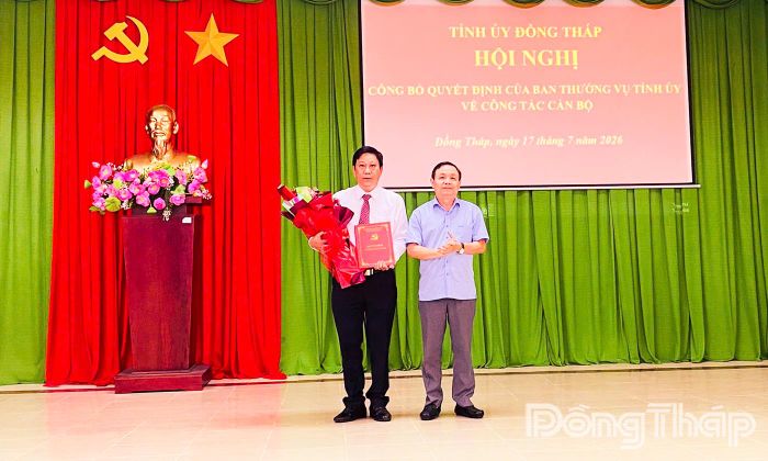 Đồng chí Phan Văn Thắng, Phó Bí thư Thường trực Tỉnh ủy, Chủ tịch Ủy ban MTTQ Việt Nam tỉnh Đồng Tháp trao Quyết định cho đồng chí Lê Quang Khôi, Tỉnh ủy viên, Bí thư Đảng ủy phường Trung An.