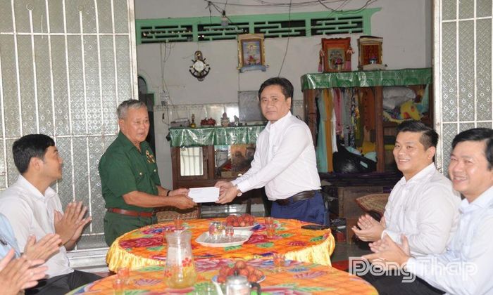 Đồng chí Trần Văn Dũng thăm hỏi, tặng quà ông Đoàn Văn No.