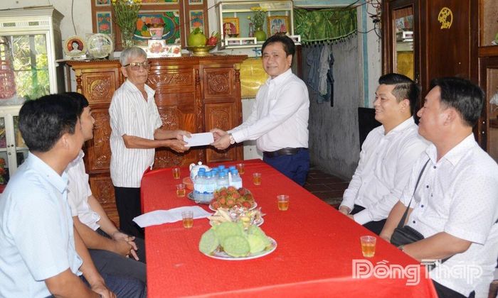 Đồng chí Trần Văn Dũng thăm hỏi, tặng quà ông Huỳnh Văn Phước.