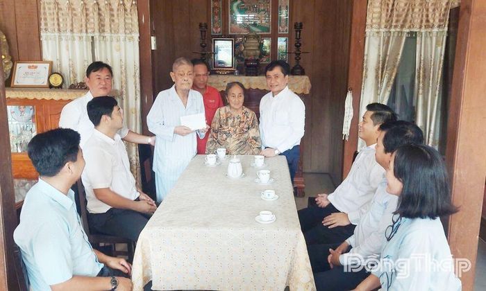 Đoàn ân cần hỏi thăm sức khỏe, đời sống của gia đình ông Võ Văn Ô.