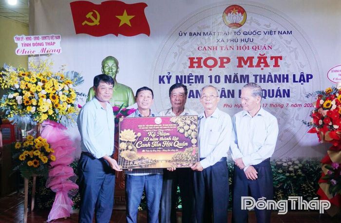 Đồng chí Võ Hùng Anh, Phó Bí thư Thường trực Đảng ủy xã Phú Hựu tặng quà của Đảng ủy xã chúc mừng Canh Tân Hội quán nhân kỷ niệm 10 năm thành lập.