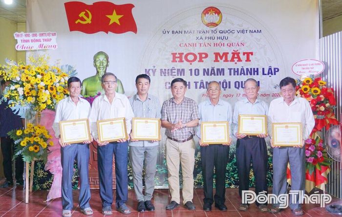 Đồng chí Đoàn Hữu Tiên, Phó Chủ tịch UBND xã Phú Hựu trao Giấy khen cho các tập thể, cá nhân có nhiều đóng góp cho quá trình hình thành và phát triển Canh Tân Hội quán.