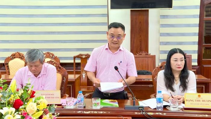 Phó Giám đốc Chi nhánh Ngân hàng CSXH tỉnh Nguyễn Triều Quang báo cáo tại hội nghị. Ảnh: Nhật Trường