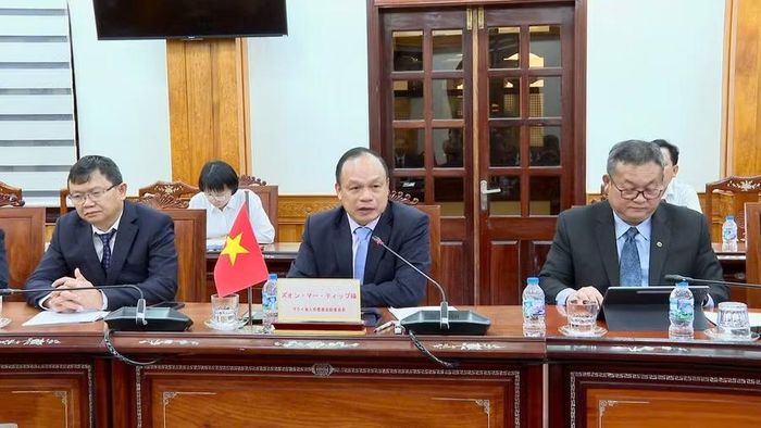  Phó Chủ tịch UBND tỉnh Dương Mah Tiệp (giữa) trao đổi về định hướng thúc đẩy hợp tác giữa Gia Lai và các đối tác Nhật Bản. Ảnh: Nhật Trường 