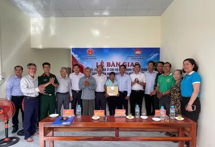 Lễ bàn giao nhà cho ông Trịnh Trung Toàn. Ảnh: ĐVCC