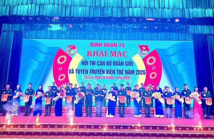  Lãnh đạo Binh đoàn 15 tặng hoa và trao cờ lưu niệm cho các đội thi. Ảnh: P.D 