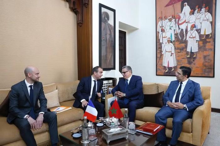 Thủ tướng Chính phủ Aziz Akhannouch và Thủ tướng Pháp Sébastien Lecornu trong cuộc gặp tại Rabat bên lề Hội nghị cấp cao lần thứ 15 giữa Maroc và Pháp. Ảnh: industries.ma 