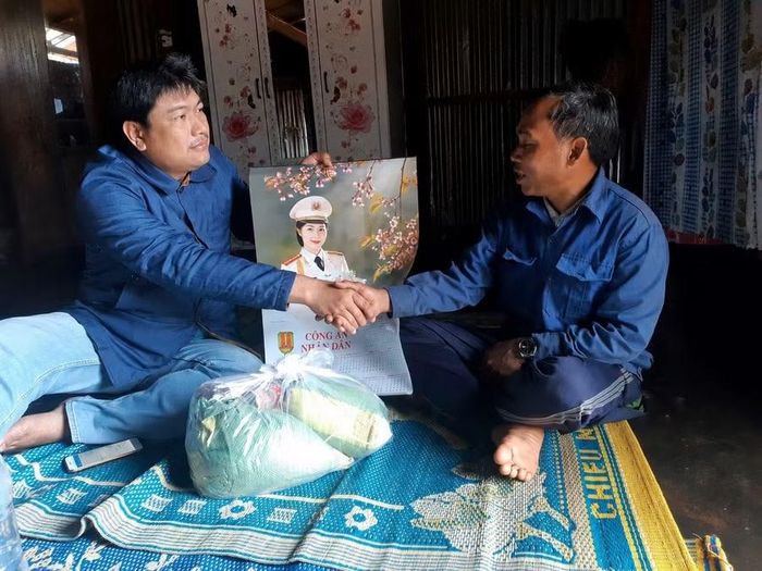 Thượng tá Nguyễn Thanh Hải, Phó Trưởng phòng An ninh Nội địa (Công an tỉnh Gia Lai, bên trái) thường xuyên bám địa bàn để cảm hóa những người lầm đường, lạc lối theo tà đạo, đồng thời giúp đỡ họ ổn định cuộc sống.