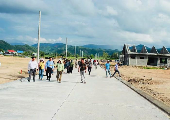 Xã Ia Hiao tuyên truyền và tổ chức cho các hộ dân tham quan thực tế khu tái định cư tại thôn Điểm 9. Ảnh: ĐVCC