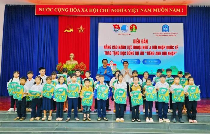  Ban tổ chức trao 50 ba lô cho học sinh Trường Tiểu học và THCS Lê Văn Tám (phường Pleiku). Ảnh: Ngọc Duy 