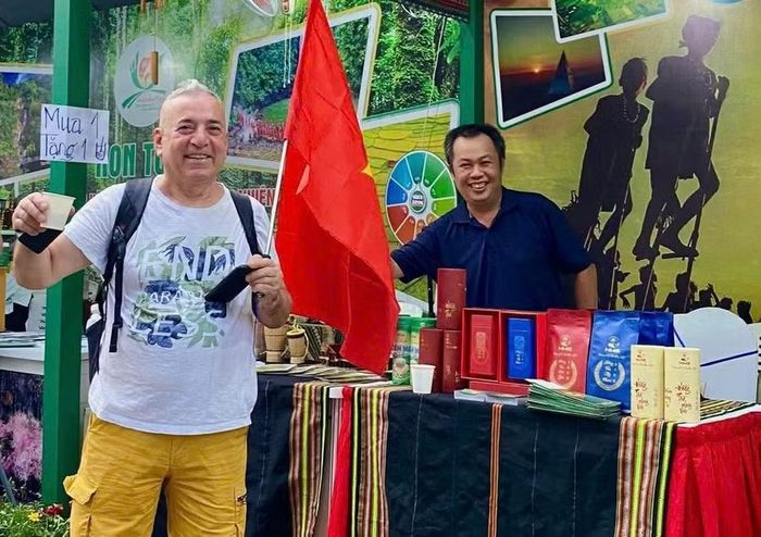  Sản phẩm của Công ty Cổ phần Chè Biển Hồ (xã Biển Hồ) thu hút khách hàng trải nghiệm tại một sự kiện xúc tiến thương mại. Ảnh: CTV 