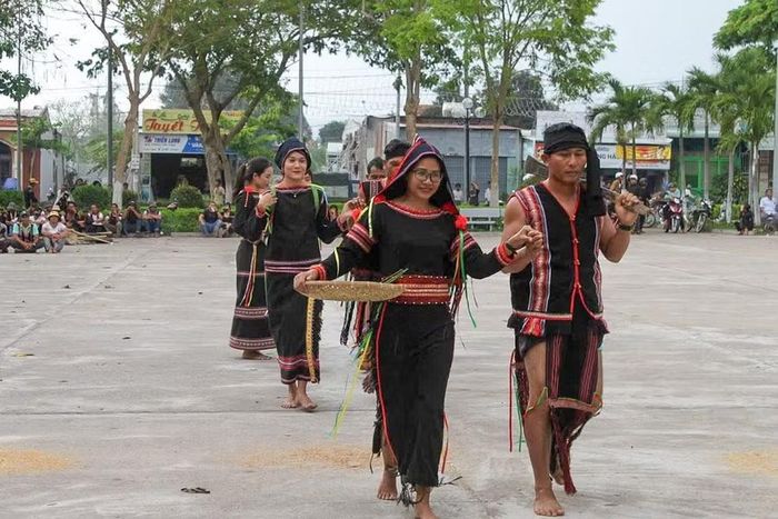  Trình diễn trang phục truyền thống các dân tộc là nội dung đặc sắc trong khuôn khổ Ngày hội. Ảnh: Đức Mạo 