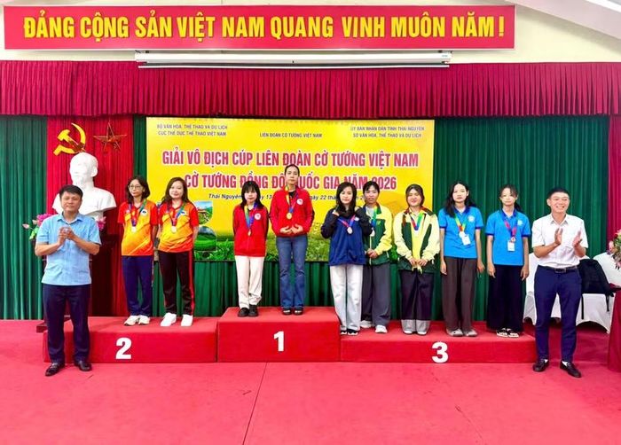Kỳ thủ Hồ Thị Thanh Hồng và Trần Thị Bích Hằng nhận HCV nội dung đôi nữ cờ nhanh. Ảnh: ĐVCC