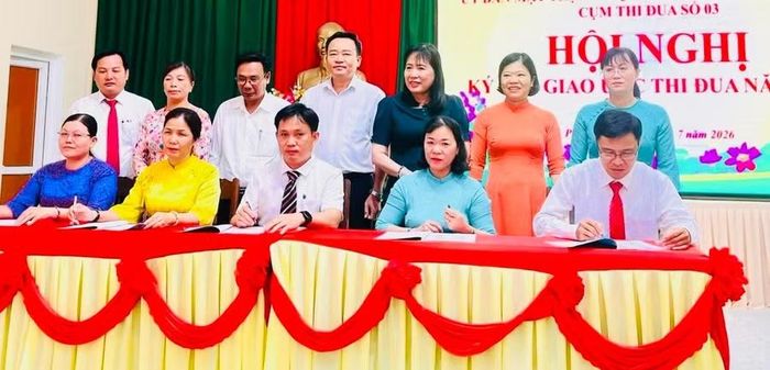 Ban Thường trực Ủy ban MTTQ Việt Nam các xã trong Cụm đã ký kết giao ước thi đua thực hiện nhiệm vụ 6 tháng cuối năm 2026. Ảnh: Như Thảo 