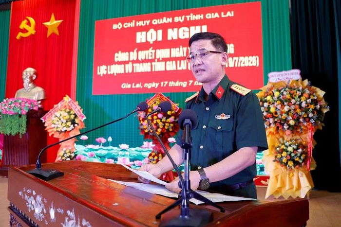  Đại tá Võ Tấn Tài - Chính ủy Bộ Chỉ huy Quân sự tỉnh đọc diễn văn kỷ niệm 81 năm Ngày truyền thống LLVT tỉnh. Ảnh: H.P 