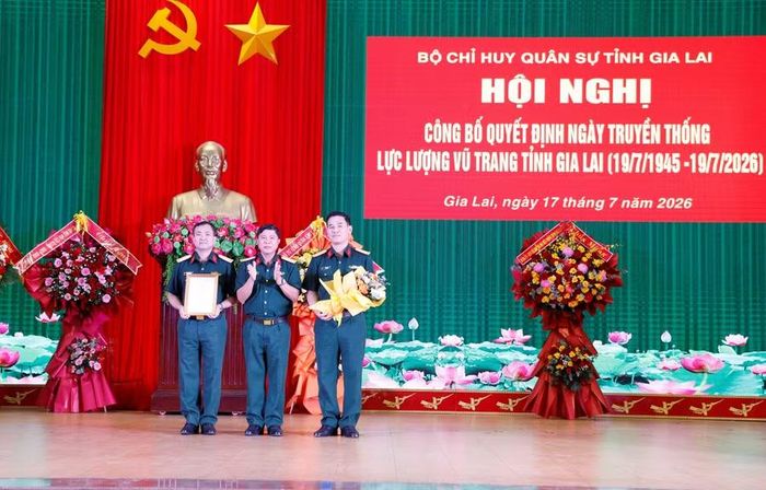  Đại tá Cao Văn Mười - Phó Tham mưu trưởng Quân khu 5 trao quyết định công nhận 19/7/1945 là Ngày truyền thống của LLVT tỉnh Gia Lai. Ảnh: H.P 