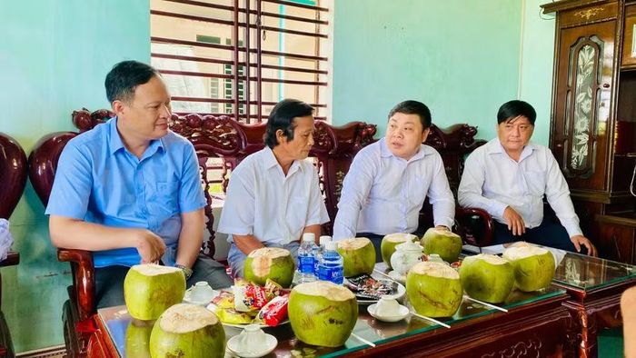  Đồng chí Nguyễn Văn Oanh (thứ 2 từ phải sang) động viên thân nhân liệt sĩ Lê Trung Dũng (phường Hoài Nhơn Đông). Ảnh: Hoàng Vũ 