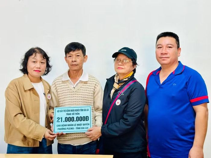  Đại diện Chi hội Bác ái Pleiku trao 21 triệu đồng đến gia đình bệnh nhân Lê Nhật Quyên (phường Pleiku). Ảnh: Như Nguyện 