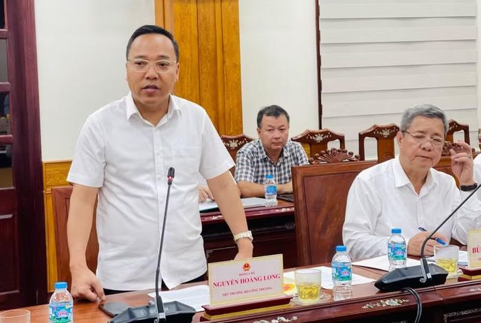 Thứ trưởng Bộ Công Thương Nguyễn Hoàng Long ghi nhận những nỗ lực của tỉnh trong triển khai Quy hoạch điện VIII điều chỉnh và đánh giá cao nỗ lực của UBND tỉnh Gia Lai. Ảnh: Hải Yến