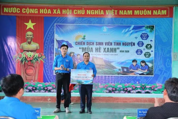  Trao bảng tượng trưng tặng 100 bộ quần áo thể thao cho trẻ em tại địa phương. Ảnh: ĐVCC 