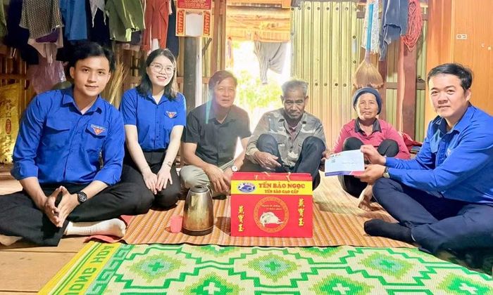  Tặng quà cho gia đình chính sách. Ảnh: ĐVCC 