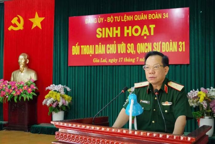  Thiếu tướng Đỗ Đức Dũng yêu cầu cấp ủy, chỉ huy các cấp giải quyết kịp thời các kiến nghị chính đáng của cán bộ, chiến sĩ. Ảnh: N.Tùng 