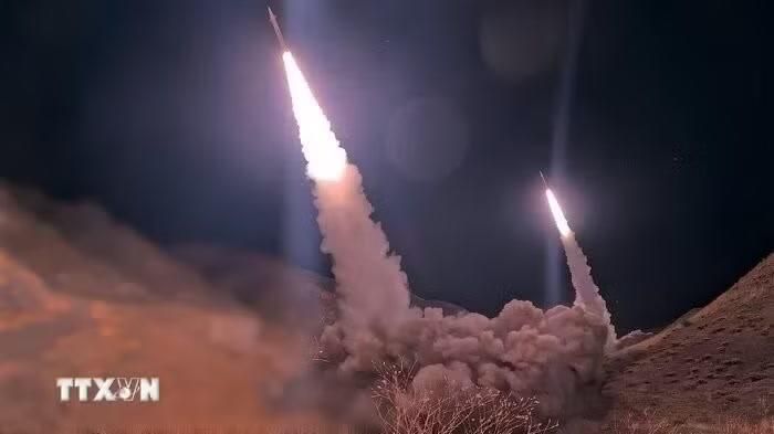 Lực lượng Không gian Vũ trụ và Lục quân của IRGC đã phát động làn sóng tấn công bằng tên lửa và thiết bị bay không người lái nhằm vào cơ sở KJL được coi là trung tâm hậu cần và cung ứng chủ yếu của quân đội Mỹ trên khắp khu vực Tây Á, đặt tại Mina Abdullah (Kuwait). Ảnh: IRNA/TTXVN