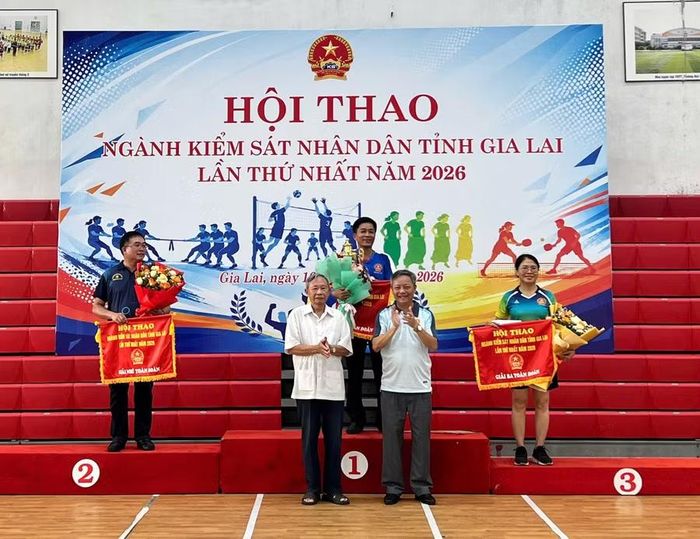  Ban Tổ chức trao giải nhất, nhì, ba toàn đoàn cho các đơn vị. Ảnh: Phan Tuấn 