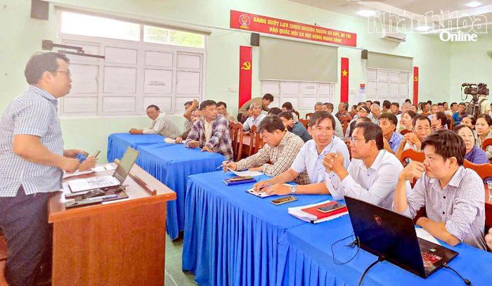UBND xã Phước Dinh đối thoại với người dân trong vùng dự án.