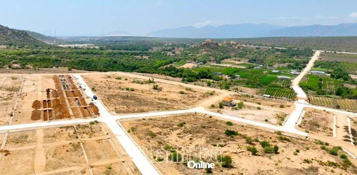 Hạ tầng nghĩa trang mới xây dựng để di dời mồ mả ở xã Phước Dinh.