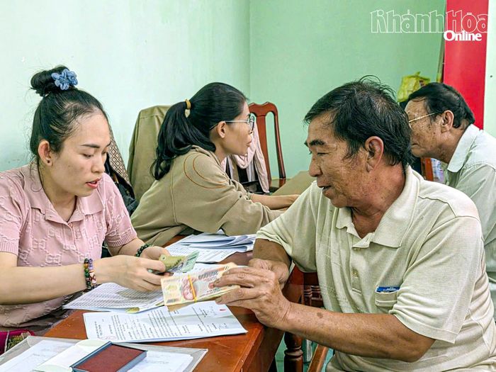 Người dân trong vùng Dự án Nhà máy Điện hạt nhân Ninh Thuận 1 nhận tiền đền bù.