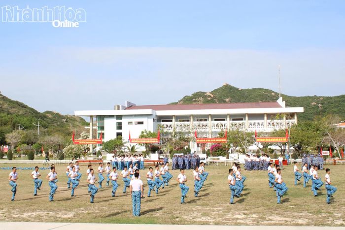 Cán bộ, thủy thủ tàu ngầm đồng diễn võ, thể dục.