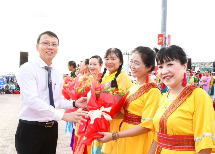 Đồng chí Nguyễn Thanh Hà tặng hoa cho đại diện các câu lạc bộ.