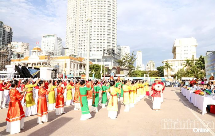 Sắc màu "Vũ điệu làng gốm" tại chương trình.