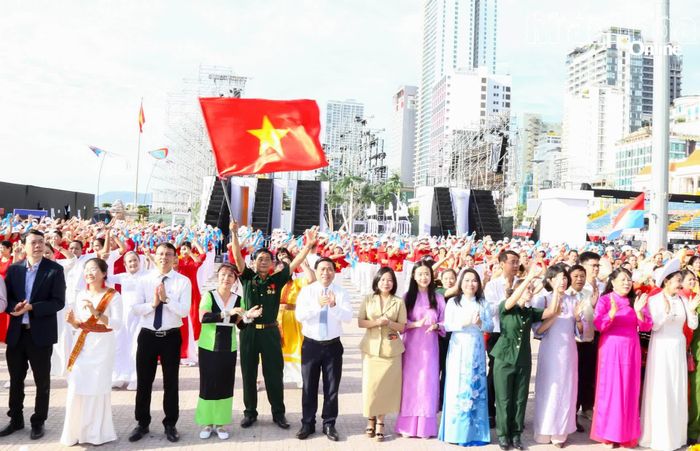 Các đồng chí lãnh đạo tỉnh cùng hòa ca trong giai điệu "Bài ca UNESCO".