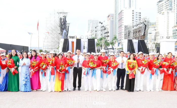 Các đồng chí lãnh đạo tỉnh tặng hoa cho các câu lạc bộ trực thuộc Hội UNESCO tỉnh tham dự chương trình.