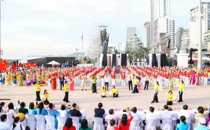 Tiết mục mở màn chương trình nghệ thuật “Sắc màu biển xanh, vươn tầm quốc tế”.