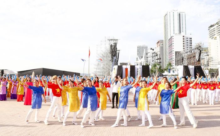 Hội viên Hội UNESCO tỉnh tham gia biểu diễn các tiết mục đặc sắc.