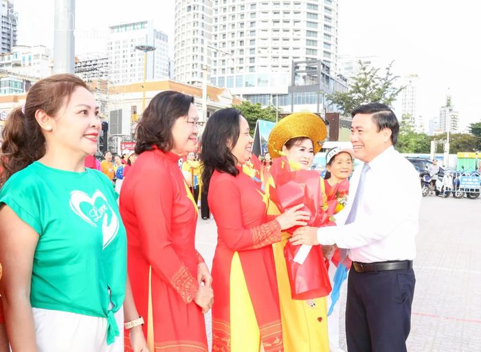 Đồng chí Lâm Đông tặng hoa cho đại diện các câu lạc bộ.