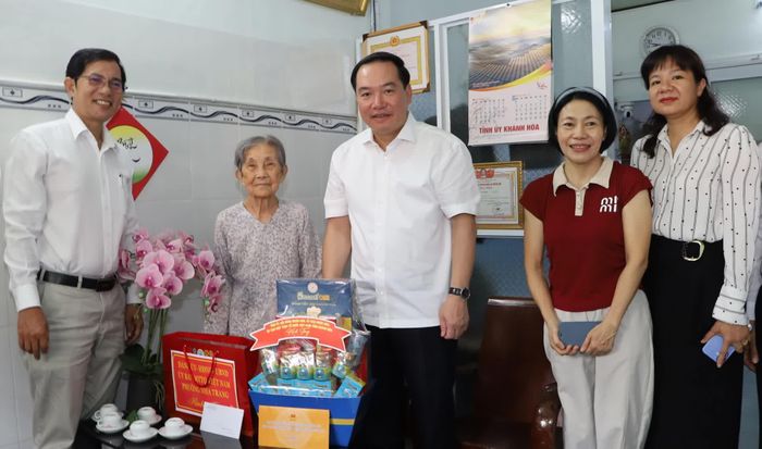 Phó Bí thư Thường trực Tỉnh ủy Hồ Xuân Trường tặng quà tri ân bà Nguyễn Thị Bé.