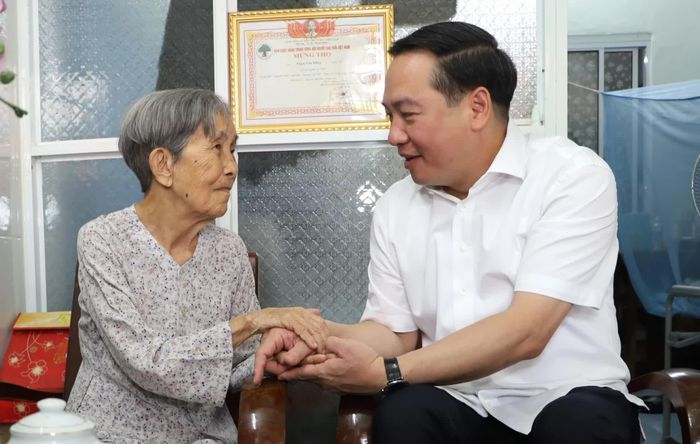 Phó Bí thư Thường trực Tỉnh ủy Hồ Xuân Trường ân cần thăm hỏi, bày tỏ sự tri ân đối với bà Nguyễn Thị Bé.