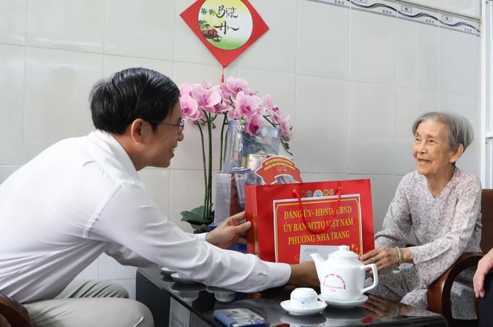 Lãnh đạo phường Nha Trang tặng quà tri ân bà Nguyễn Thị Bé.